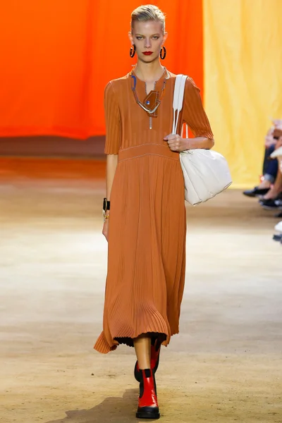 Look 18